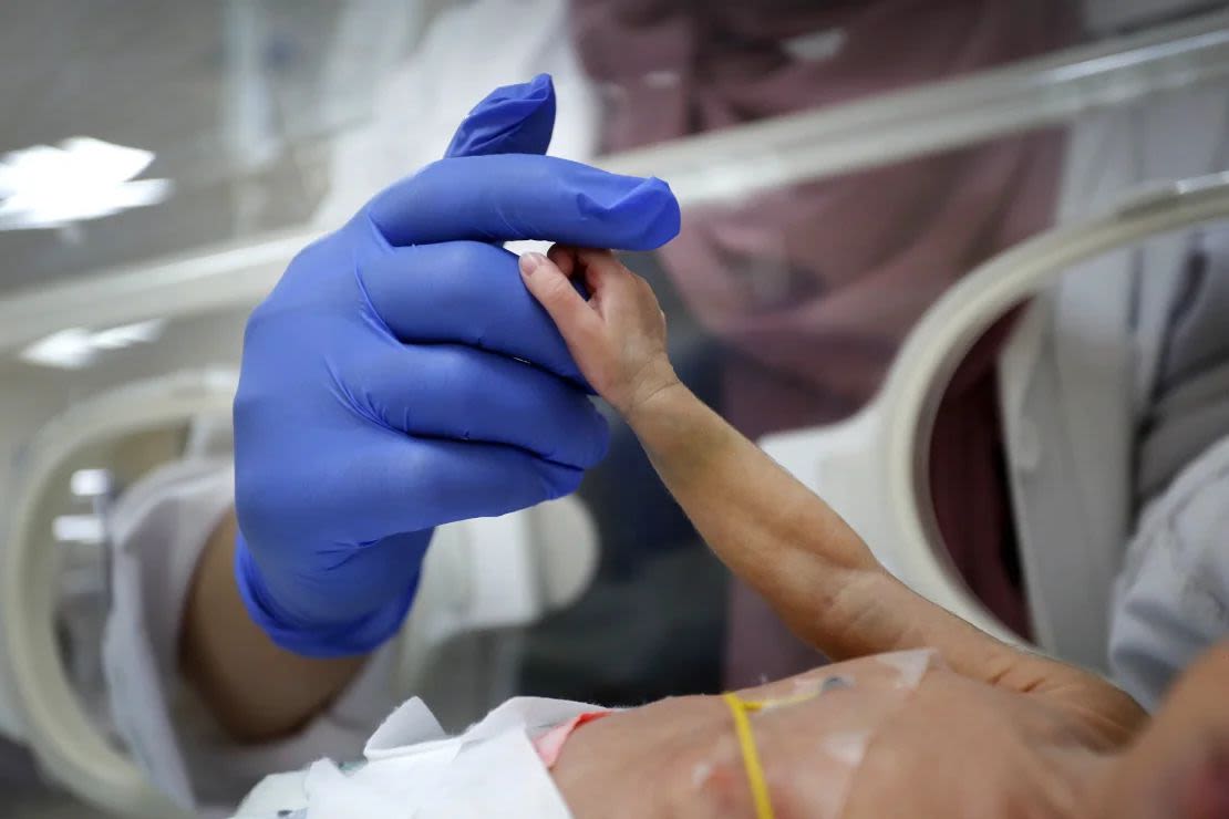 Bebés recién nacidos fotografiados en el Hospital de los Mártires de Al-Aqsa, en Deir Al Balah, en el centro de Gaza, el 22 de junio. Las mujeres embarazadas tienen más probabilidades de dar a luz prematuramente. Crédito: Ashraf Amra/Anadolu/Getty Images.