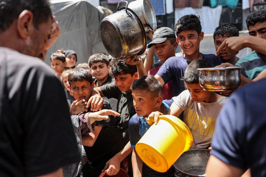 Los niños hacen cola para recibir ayuda alimentaria en el campo de refugiados de Jabalya, en el norte de Gaza, el 13 de junio. Las agencias de ayuda han acusado a las autoridades israelíes de bloquear el acceso humanitario a la zona, en medio de una grave escasez de alimentos. Crédito: Omar Al-Qattaa/AFP/Getty Images.