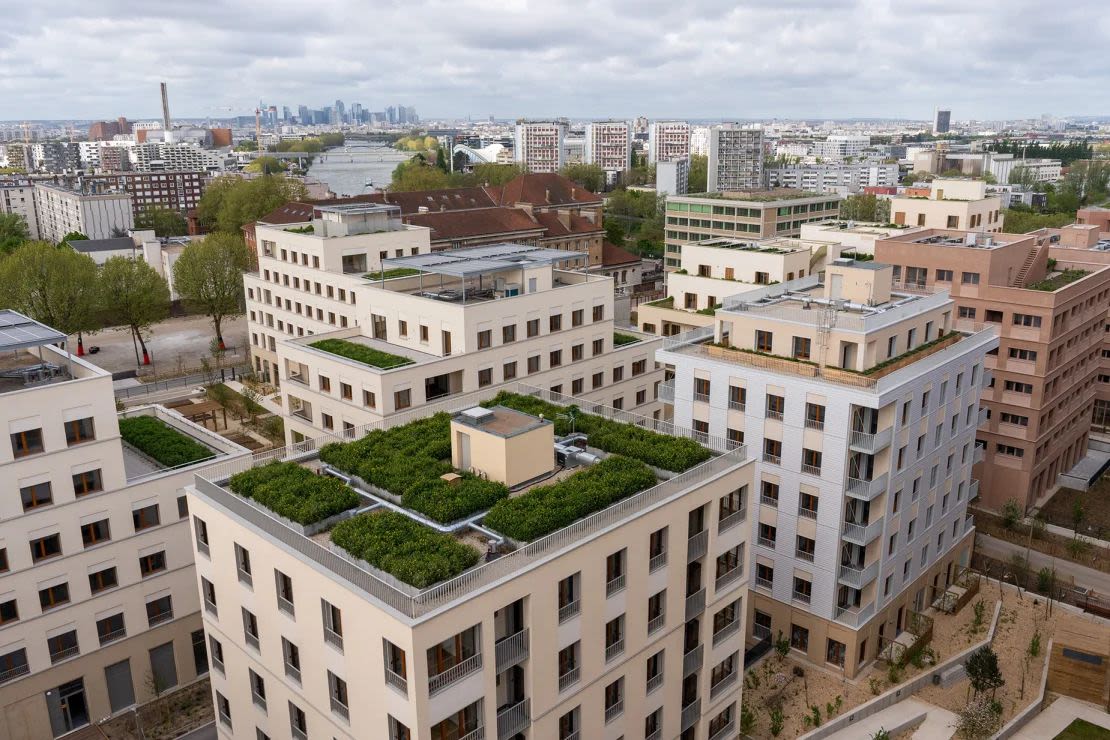 Algunos de los edificios donde permanecerán los atletas durante los Juegos tienen paneles solares y techos verdes. Crédito: Nathan Laine/Bloomberg/Getty Images.