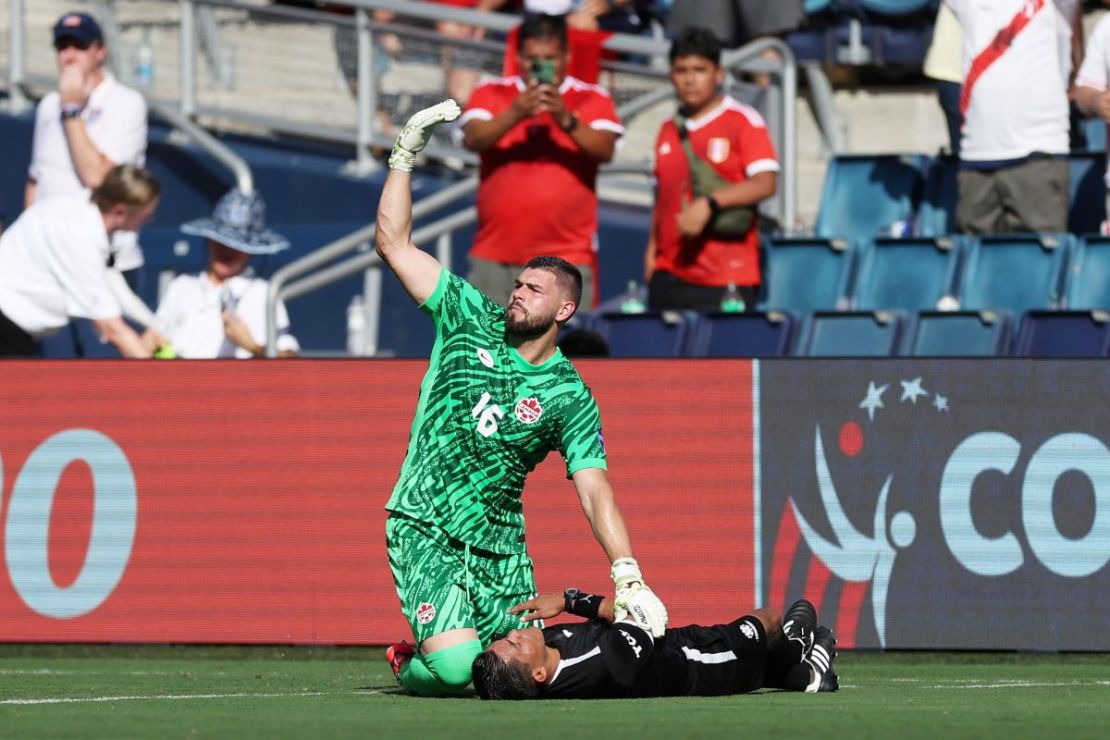 Maxime Crepeau de Canadá pide asistencia médica para el árbitro asistente Humberto Panjoj durante en el partido que se juega en el Children's Mercy Park el 25 de junio de 2024 en Kansas City.