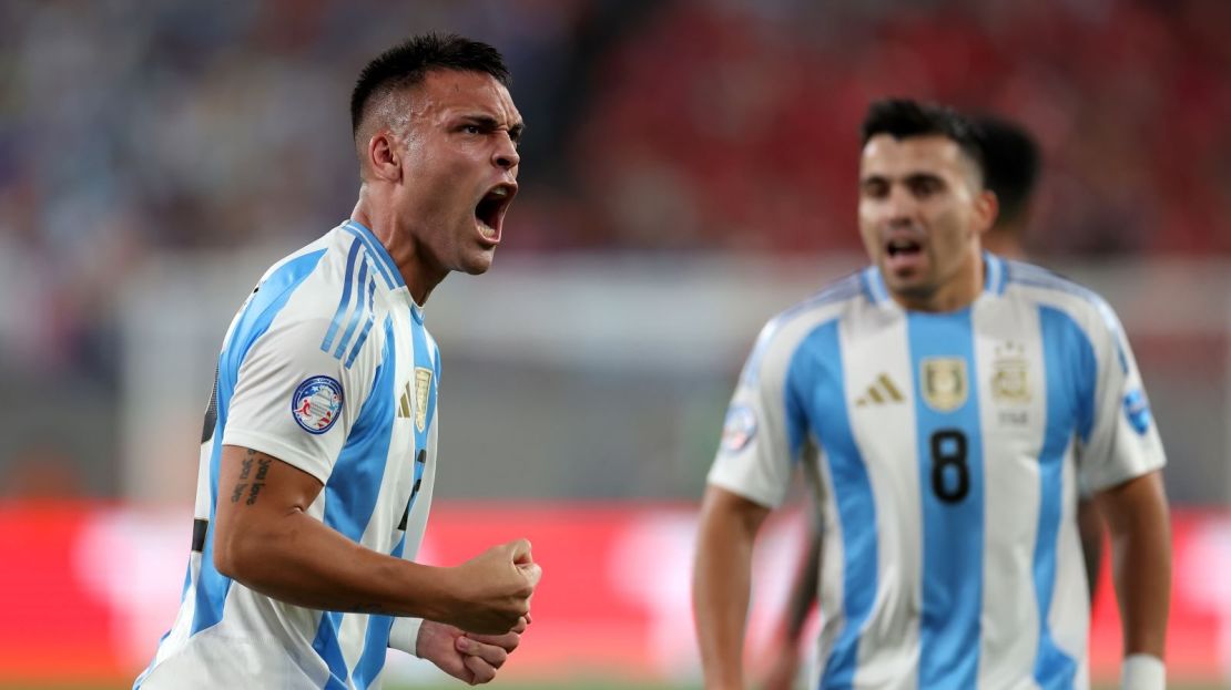 Lautaro Martínez de Argentina celebra después de anotar el primer gol del equipo durante el partido de la CONMEBOL Copa América 2024 entre Chile y Argentina en el MetLife Stadium el 25 de junio de 2024 en East Rutherford, Nueva Jersey.