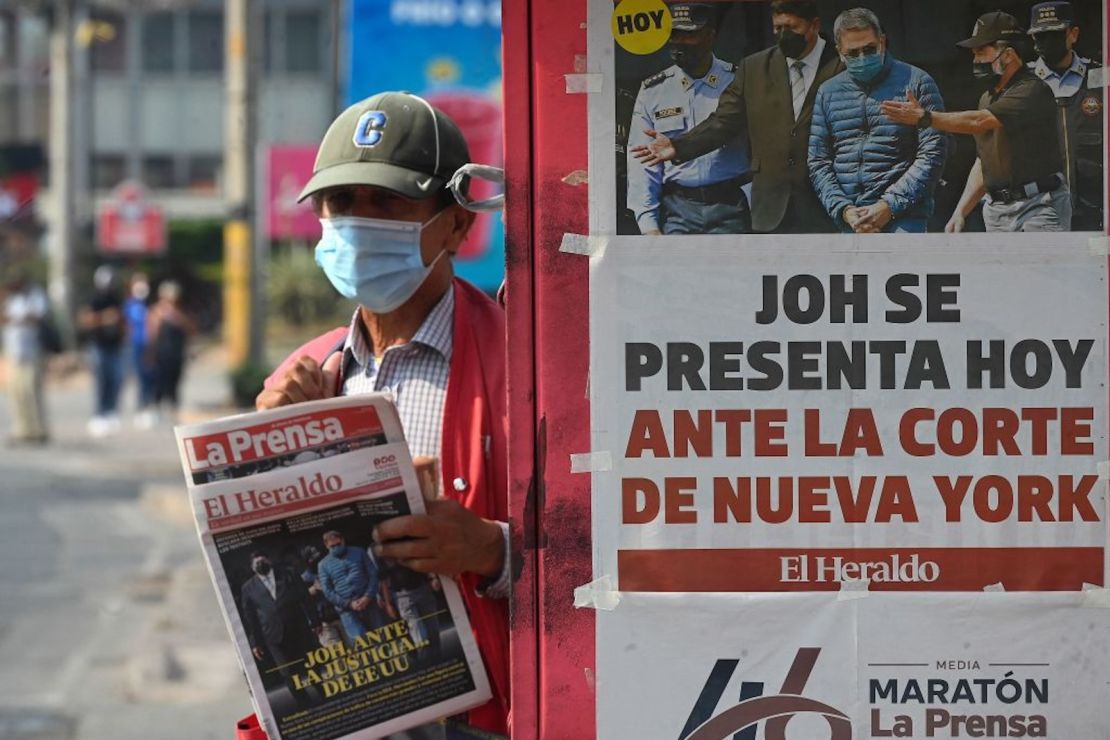 Un hombre vende periódicos que informan sobre la extradición del ex presidente hondureño Juan Orlando Hernández a Estados Unidos para enfrentarse a cargos relacionados con el narcotráfico, en Tegucigalpa, el 22 de abril de 2022.