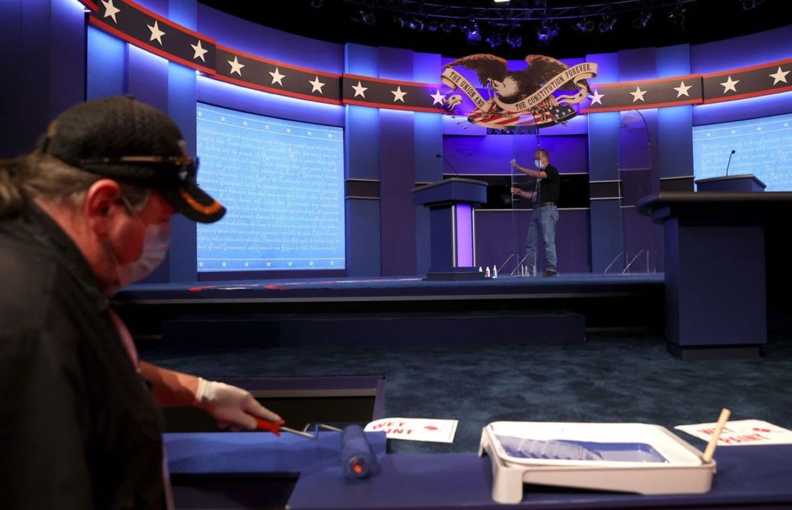 Los trabajadores preparan el escenario del debate la víspera del acto. Hubo un acuerdo de última hora para retirar las barreras de plexiglás que se habrían colocado entre los candidatos.