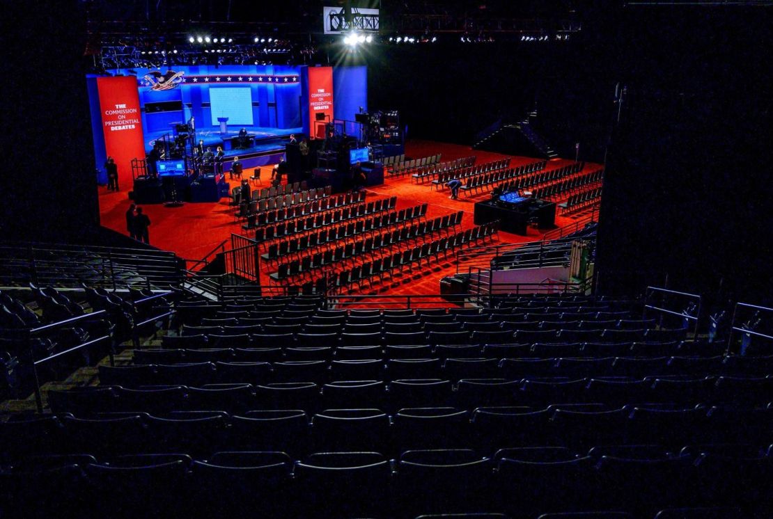 El escenario se prepara para el debate.