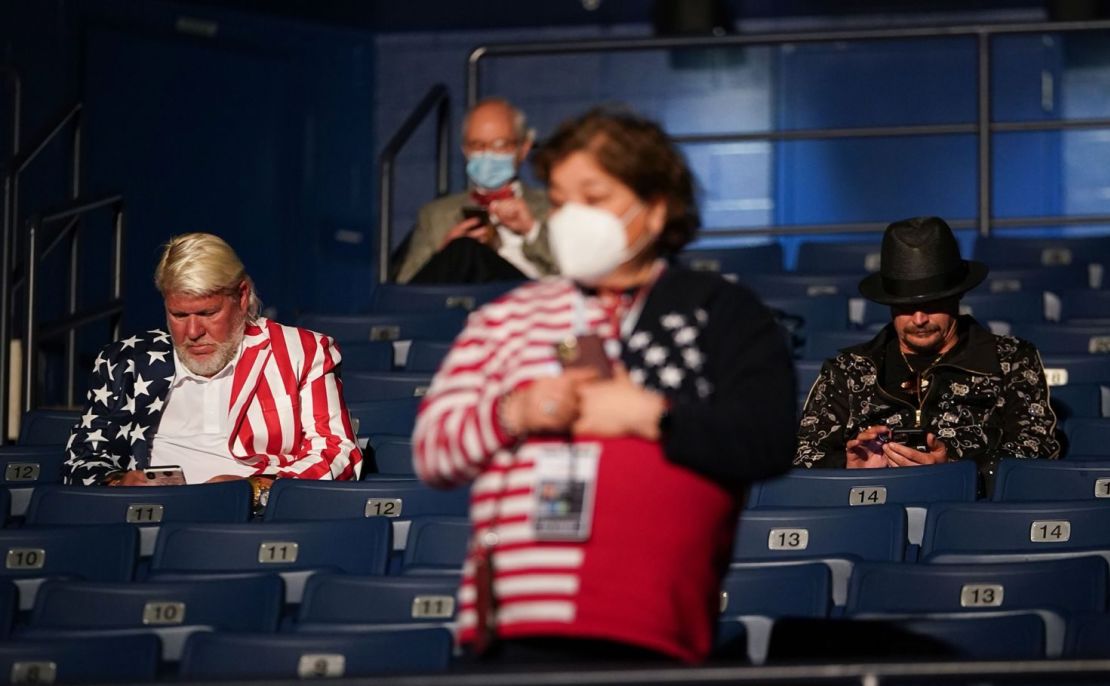 El golfista profesional John Daly, a la izquierda, y el músico Kid Rock toman asiento en el lugar del debate. Ambos apoyaban a Trump.