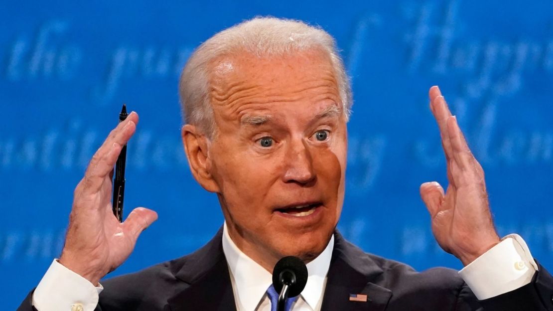 Biden responde a una pregunta durante el debate.