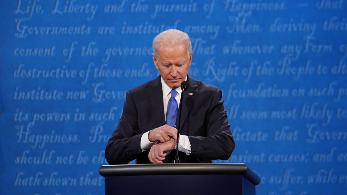 Biden mira el reloj durante el debate. Duró poco más de 90 minutos.