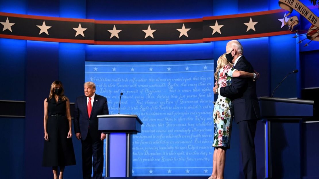 Trump y Biden acompañados por sus cónyuges al final del debate.