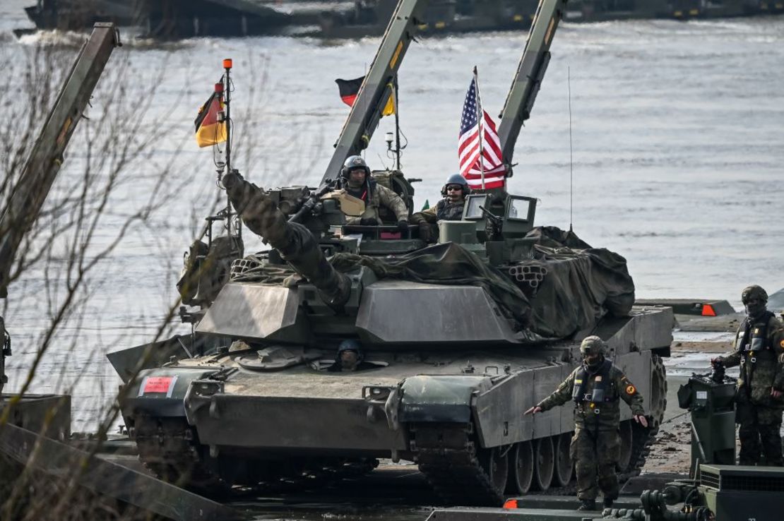 Soldados de EE.UU. en un tanque Abrams participan en el ejercicio militar DRAGON-24 de la OTAN en Korzeniewo, norte de Polonia, el 4 de marzo de 2024.