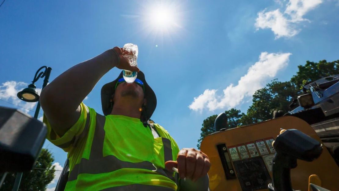 Un trabajador de la construcción bebe agua mientras las temperaturas se disparan en Atlanta el lunes 24 de junio de 2024. (Foto: Miguel Martinez/Atlanta Journal-Constitution/AP).