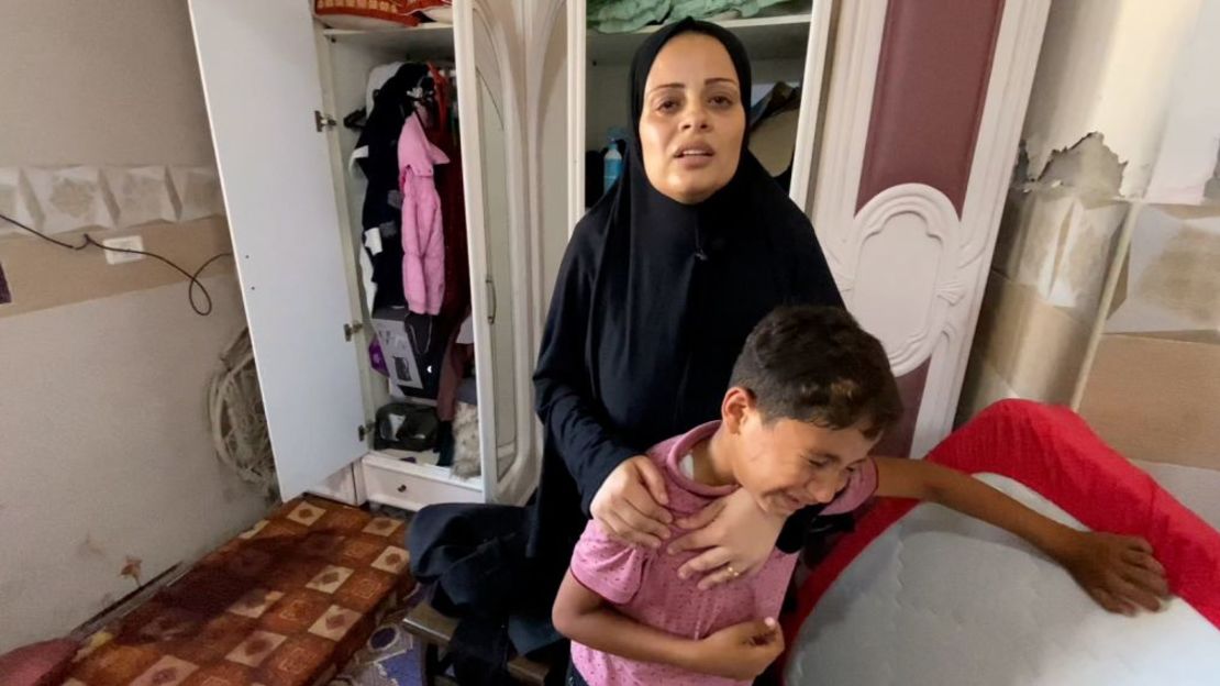 Rasha Abdel Miqdad (izquierda) y su hijo, Zain (derecha) fotografiados el 12 de junio en Nuseirat, en el centro de Gaza, recuerdan el momento en que las fuerzas israelíes asaltaron su casa el 8 de junio. Crédito: CNN