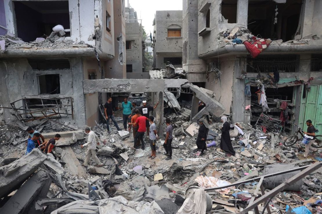 Palestinos inspeccionan los daños un día después de que las fuerzas israelíes lanzaran una operación para rescatar a cuatro rehenes, en Nuseirat, en el centro de Gaza, el 9 de junio. Crédito: Eyad Baba/AFP/Getty Images