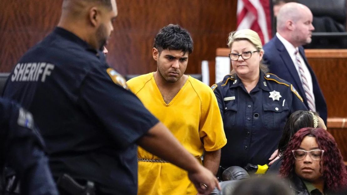 Johan José Rangel-Martínez, uno de los dos hombres acusados ​​de matar a Jocelyn Nungaray, de 12 años, es sacado de la sala del tribunal por agentes el martes 25 de junio de 2024 en Houston. (Foto: Brett Coomer/Houston Chronicle/Getty Images).