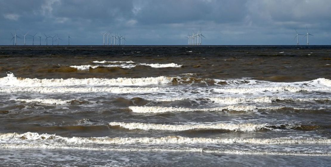 Turbinas del parque eólico marino de Burbo Bank, frente a la costa noroccidental inglesa, cerca de New Brighton. Crédito: Paul Ellis/AFP/Getty Images