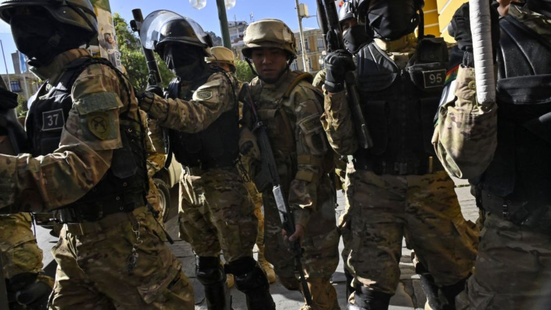 Efectivos militares son vistos en la Plaza de Armas en La Paz, Bolivia, el 26 de junio de 2024.