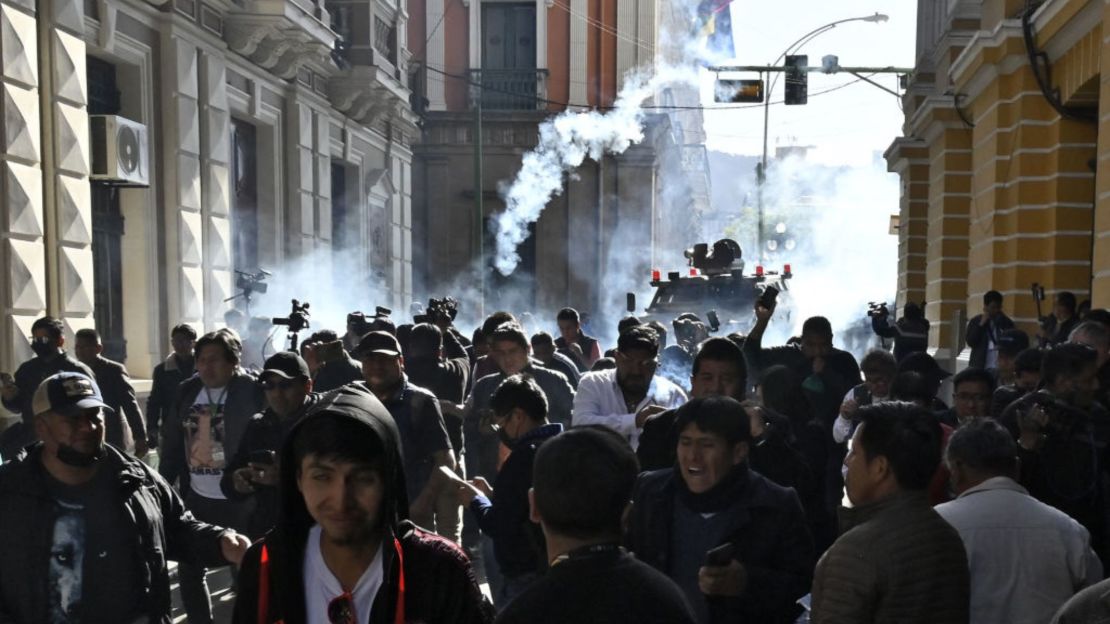 Efectivos militares disparan gases lacrimógenos a la gente fuera del Palacio Quemado en la Plaza Murillo en La Paz, Bolivia, el 26 de junio de 2024.