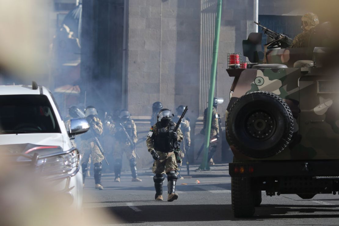 La policía militar camina en medio de gases lacrimógenos frente al palacio presidencial en la Plaza Murillo el 26 de junio de 2024 en La Paz, Bolivia. Crédito: Gastón Brito Miserocchi/Getty Images