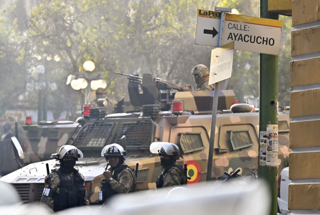 Un soldado en un vehículo blindado está desplegado frente al Palacio Quemado en la Plaza Murillo de La Paz el 26 de junio de 2024. Boliviano. Crédito: AIZAR RALDES/AFP vía Getty Images