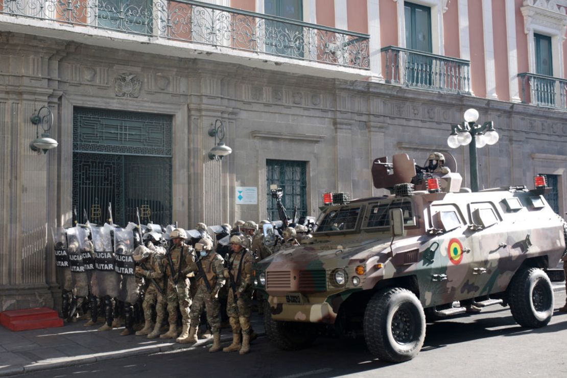 Militares montan guardia con un camión blindado frente al palacio de Gobierno en la Plaza Murillo, el 26 de junio de 2024, en La Paz, Bolivia. El presidente de Bolivia, Luis Arce, advirtió sobre movimientos irregulares de tropas militares y elevó la alerta de un posible golpe de Estado.