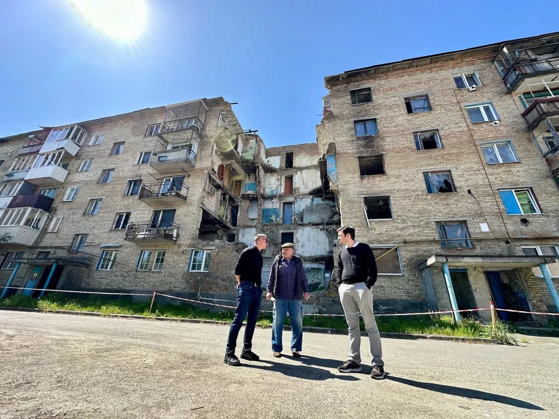 Ivan Bilotserkivets, residente de Horenka, explica cómo su ciudad fue bombardeada en los primeros días de la invasión cuando Rusia atacó a Kyiv. Crédito: Svitlana Vlasova/CNN.