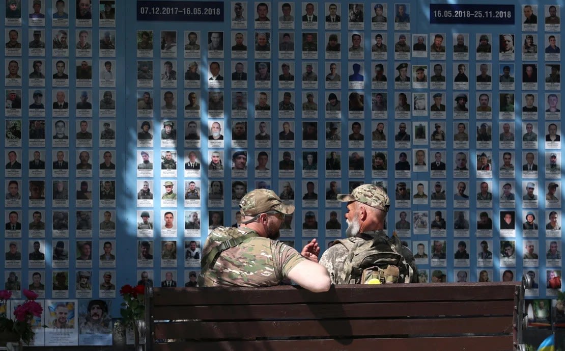 El Muro en Recuerdo de los Caídos por Ucrania en el centro de Kyiv, que muestra fotografías de soldados muertos en el conflicto. Crédito: Anatolii Stepanov/AFP/Getty Images.