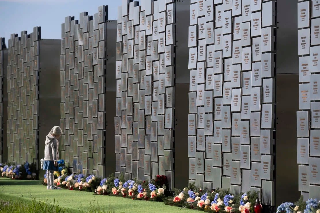 Un muro conmemorativo en una iglesia de Irpin. Crédito: Andrii Nesterenko/Global Images Ucrania/Getty Images.