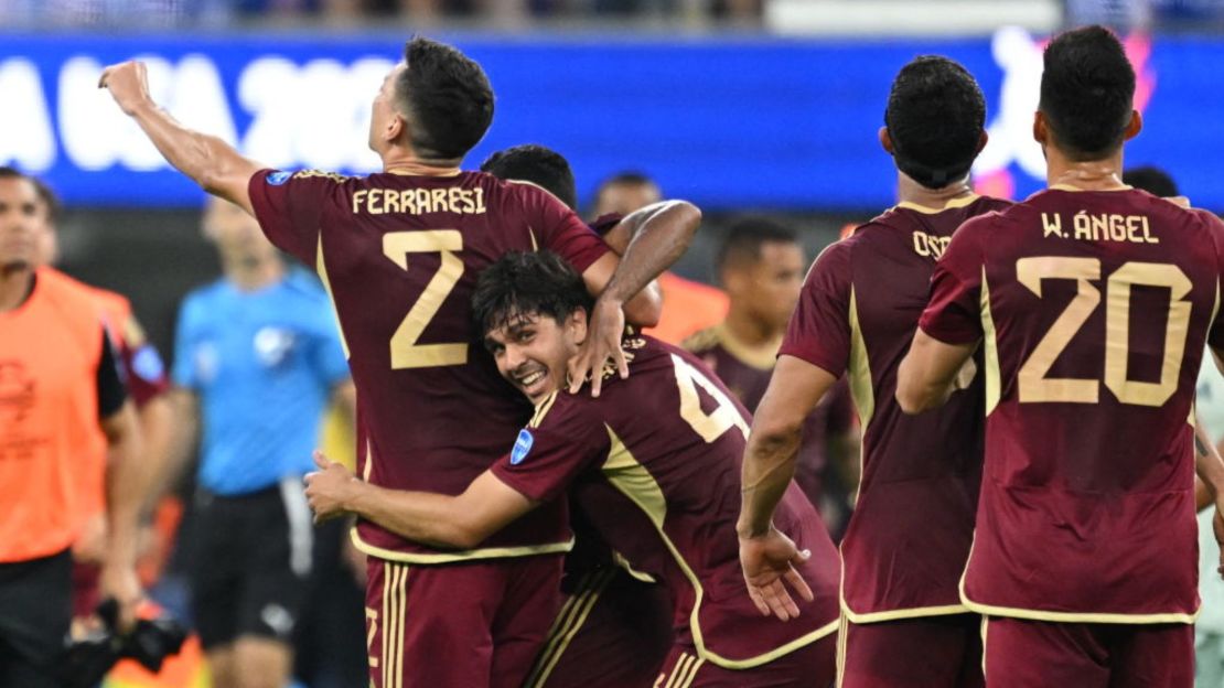 El defensa Jon Aramburu y sus compañeros de equipo celebran tras ganar el partido del Grupo B de la Copa América 2024 entre Venezuela y México en el SoFi Stadium de Inglewood, California, el 26 de junio de 2024.