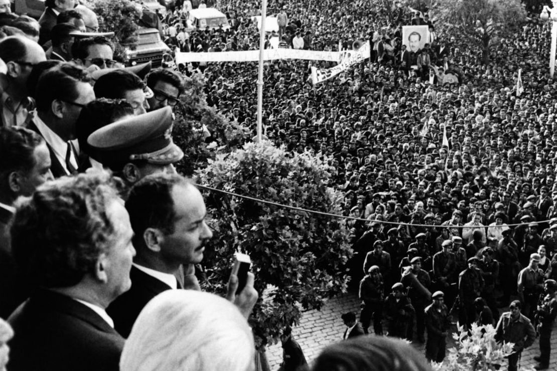 El nuevo presidente de facto de Bolivia Hugo Banzer Suárez se dirige a la multitud en el Palacio Quemado, el 21 de agosto de 1971 en La Paz, tras el golpe militar.