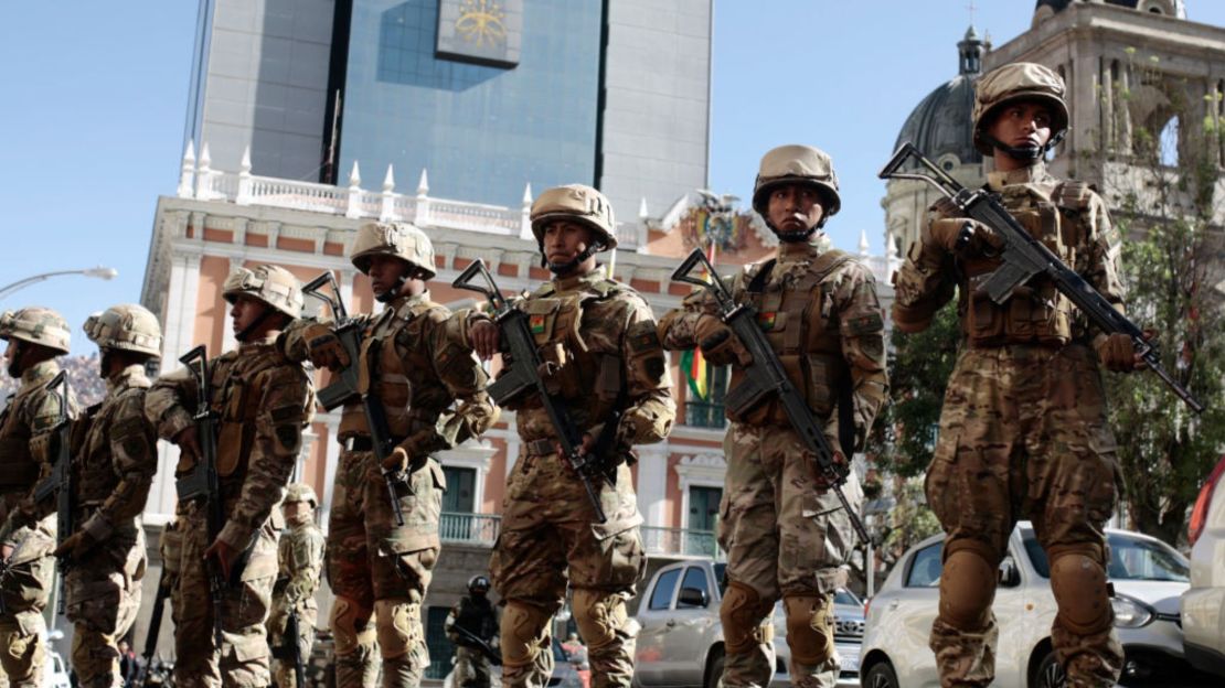 Soldados del Ejército montan guardia en la Plaza Murillo el 26 de junio de 2024 en La Paz, Bolivia.