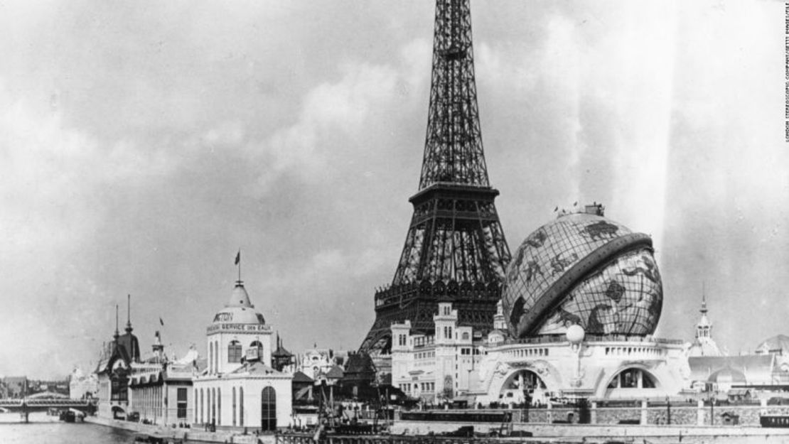 1900, París — Cuatro años después, los Juegos se celebraron en el marco de la feria mundial en la capital francesa. La torre Eiffel fue un foco central de la "Exposición Universal".