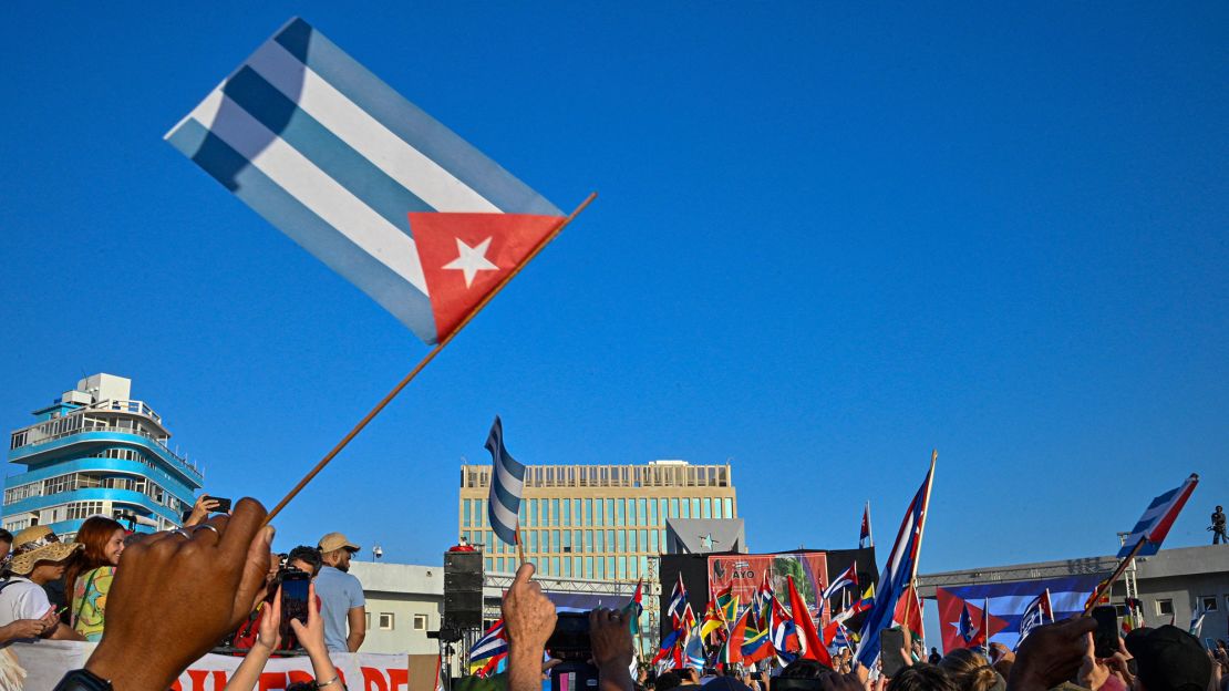 La gente ondea banderas nacionales de Cuba durante la conmemoración del Primero de Mayo (Día del Trabajo). Crédito: ADALBERTO ROQUE/AFP vía Getty Images