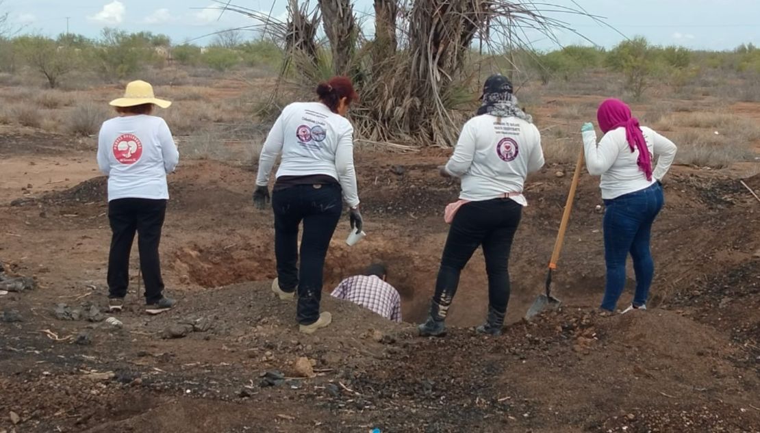 Colectivo Madres Buscadoras de Sonora busca indicios en Costa de Hermosillo en 2022.