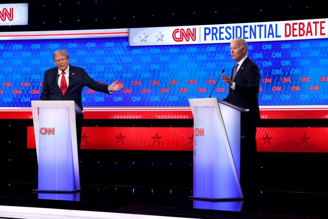 El presidente Joe Biden y el candidato presidencial republicano, expresidente, Donald Trump, participaron en el debate presidencial de CNN en los estudios de CNN el 27 de junio de 2024 en Atlanta, Georgia. (Foto: Justin Sullivan/Getty Images).