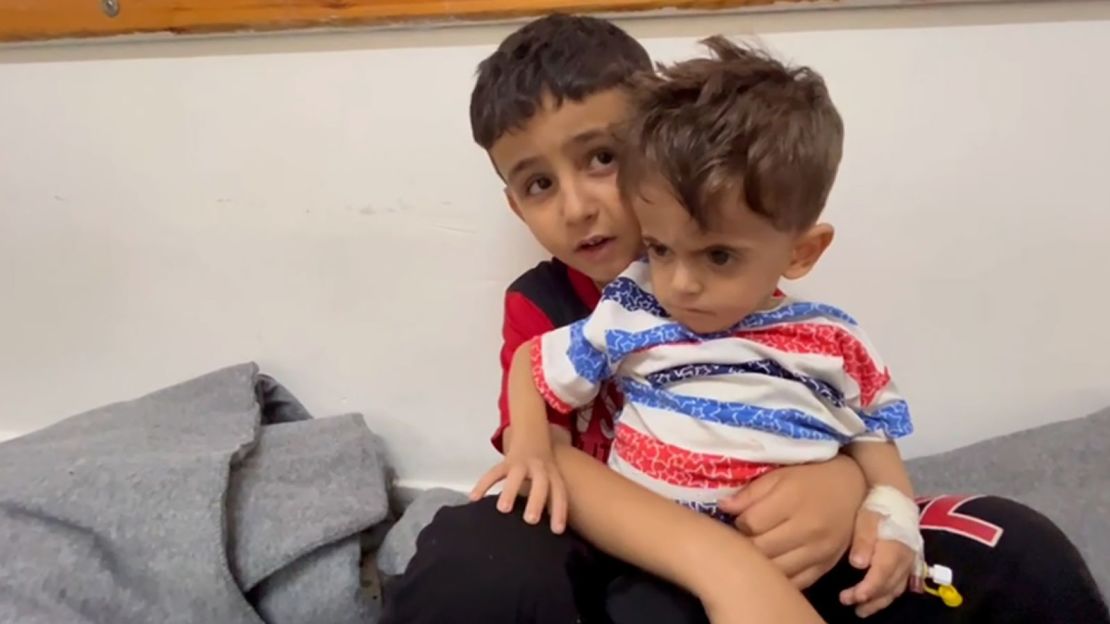 Los hermanos Amjad, de 2 años, y Ahmad, de 7, en el hospital Nasser, al sur de Gaza, antes de su evacuación médica a Egipto. El martes, el hermano mayor palestino dijo a CNN: "No quiero morir".