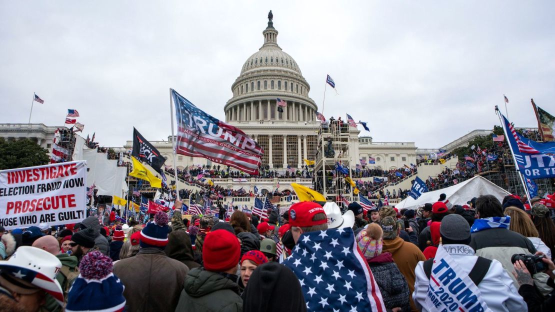 Manifestantes leales al presidente Donald Trump se concentran en el Capitolio de EE.UU., en Washington, el 6 de enero de 2021.