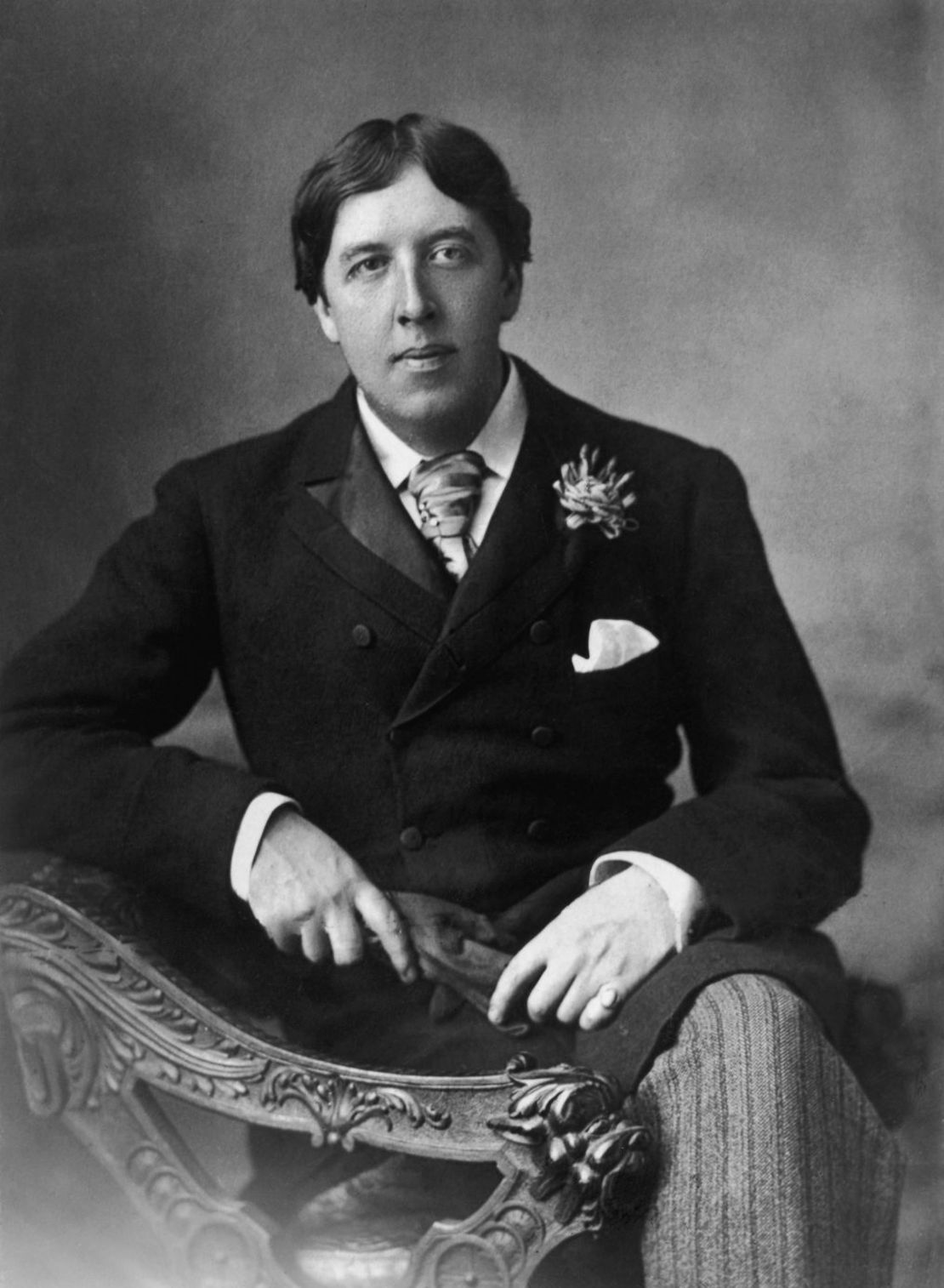 El dramaturgo y escritor irlandés Oscar Wilde fue condenado por cargos de indecencia grave tras hacerse pública una carta en la que se refería a Wilde y a otros homosexuales como "queers snobs". Crédito: W. and D. Downey/Hulton Archive/Getty Images