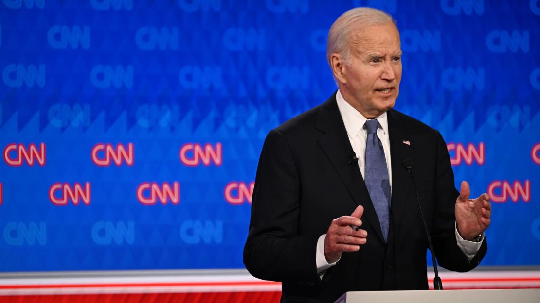 El presidente Joe Biden debate con el expresidente Donald Trump en los estudios de CNN, en Atlanta, el 27 de junio de 2024.