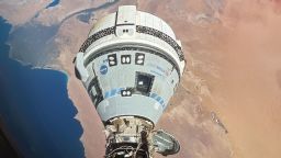 La nave espacial Starliner en la prueba de vuelo con tripulación Boeing de la NASA se ve acoplada al puerto delantero del módulo Harmony mientras la Estación Espacial Internacional orbita a 262 millas sobre la Tierra el 13 de junio.