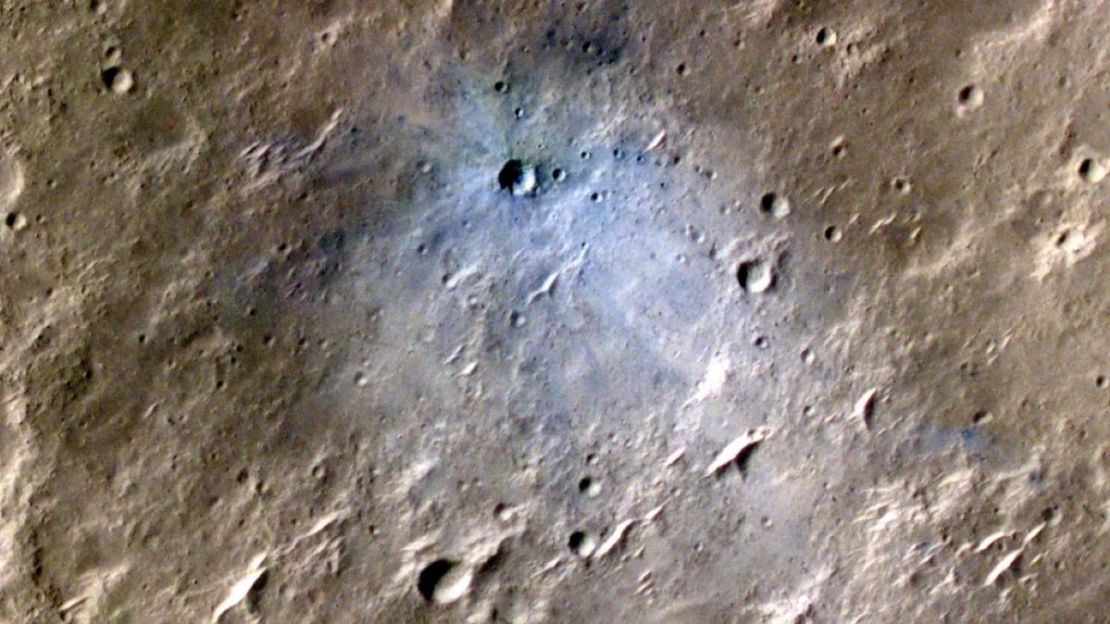 La sonda Mars Reconnaissance Orbiter de la NASA captó una imagen del impacto de un meteoroide que posteriormente se asoció a un evento sísmico detectado por el módulo de aterrizaje InSight de la agencia.Este cráter se formó el 27 de mayo de 2020.NASA/JPL-Caltech/Universidad de Arizona