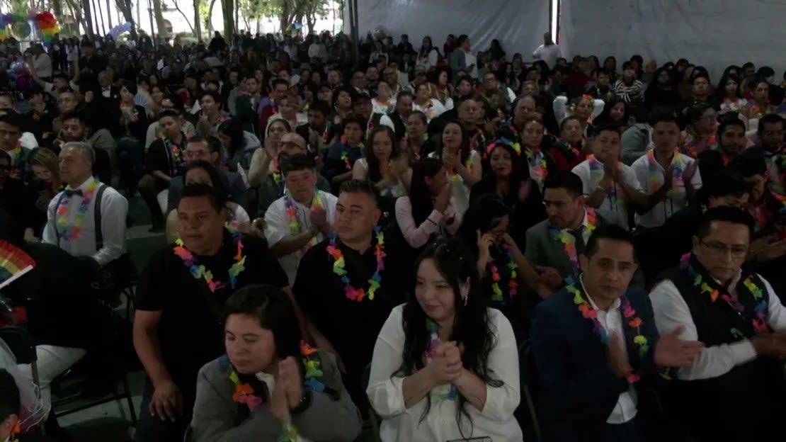 La ceremonia es un evento anual que se lleva a cabo con motivo del Mes del Orgullo en junio.