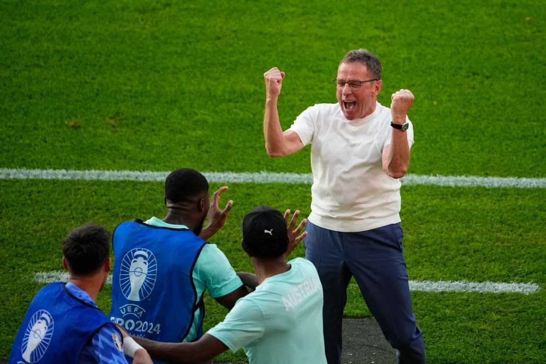 Ralf Rangnick, seleccionador de Austria, celebra la victoria sobre Países Bajos.