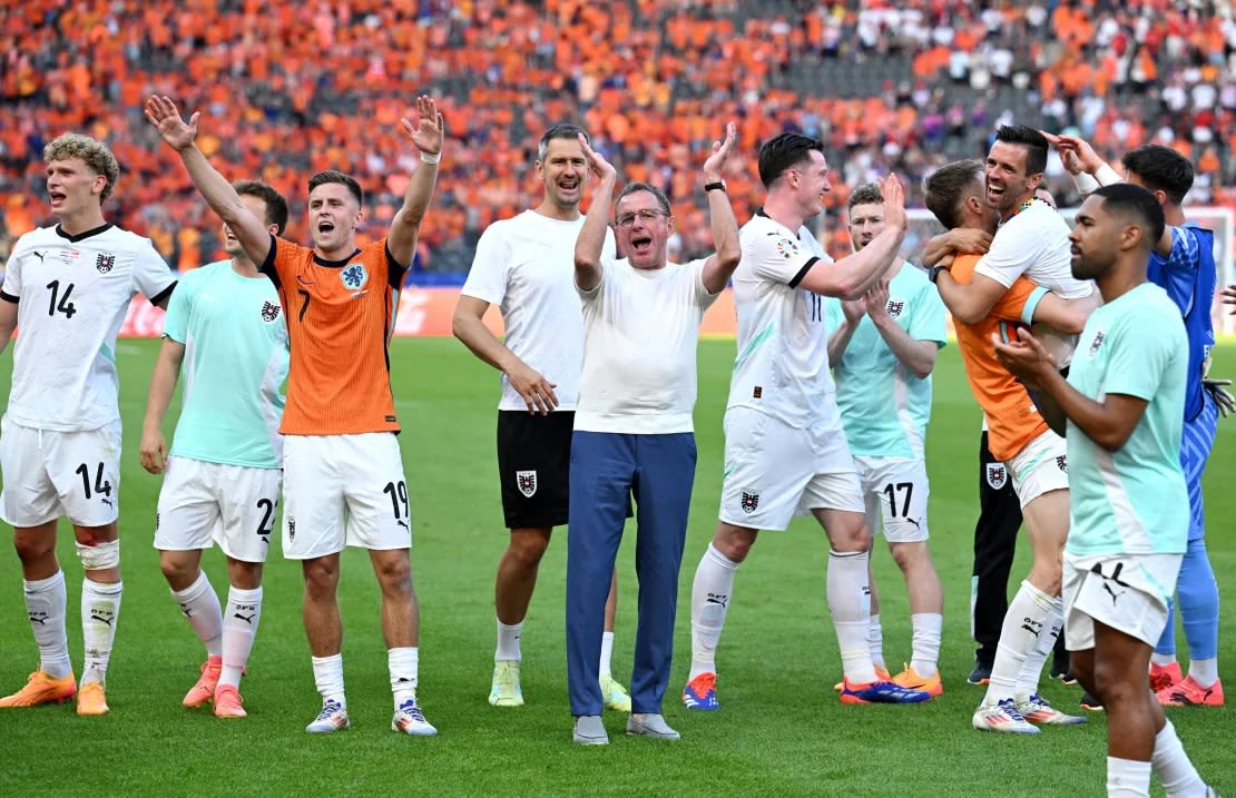 Ralf Rangnick, seleccionador de Austria, y sus jugadores celebran la victoria ante Países Bajos.