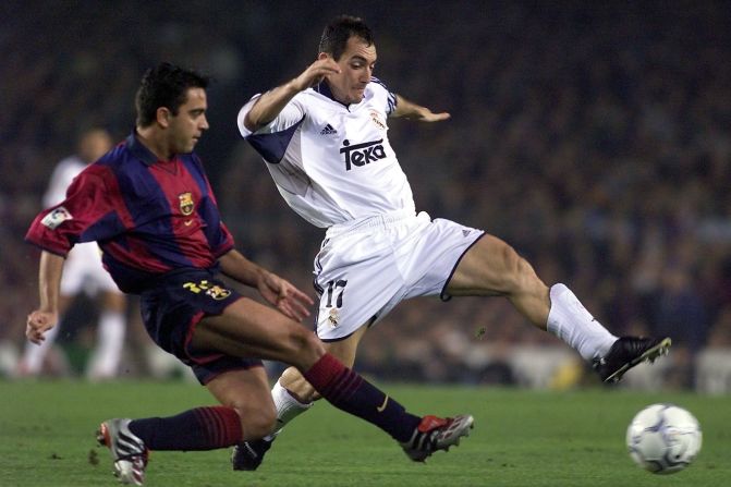 Xavi (i) disputa un balón con Munitis del Real Madrid (d) durante el clásico español el 21 de marzo de 2000. Foto: CHRISTOPHE SIMON/AFP/Getty Images)