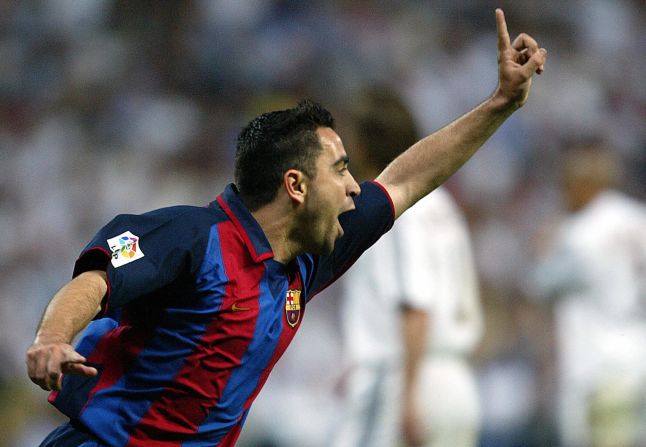 Xavi celebra una anotación durante un partido contra el Real Madrid en el Santiago Bernabeu el 25 de abril de 2004. Foto: CHRISTOPHE SIMON/AFP/Getty Images