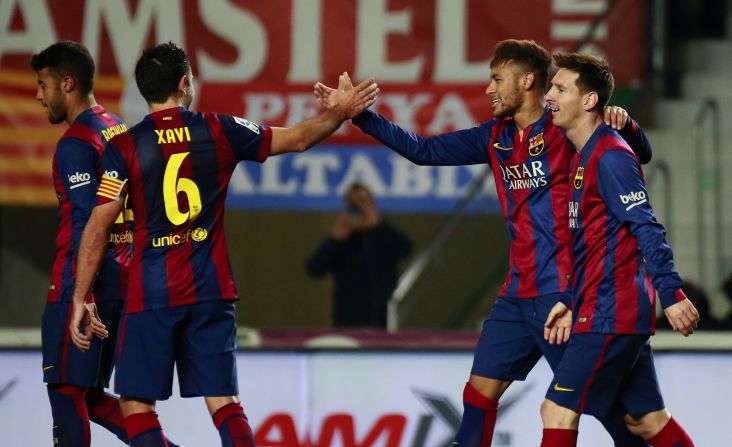 Neymar (c) y Messi (d) celebran una anotación con Xavi Hernandez (i) durante un partido contra el equipo Elche el 24 de enero de 2015. Foto: JOSE JORDAN/AFP/Getty Images