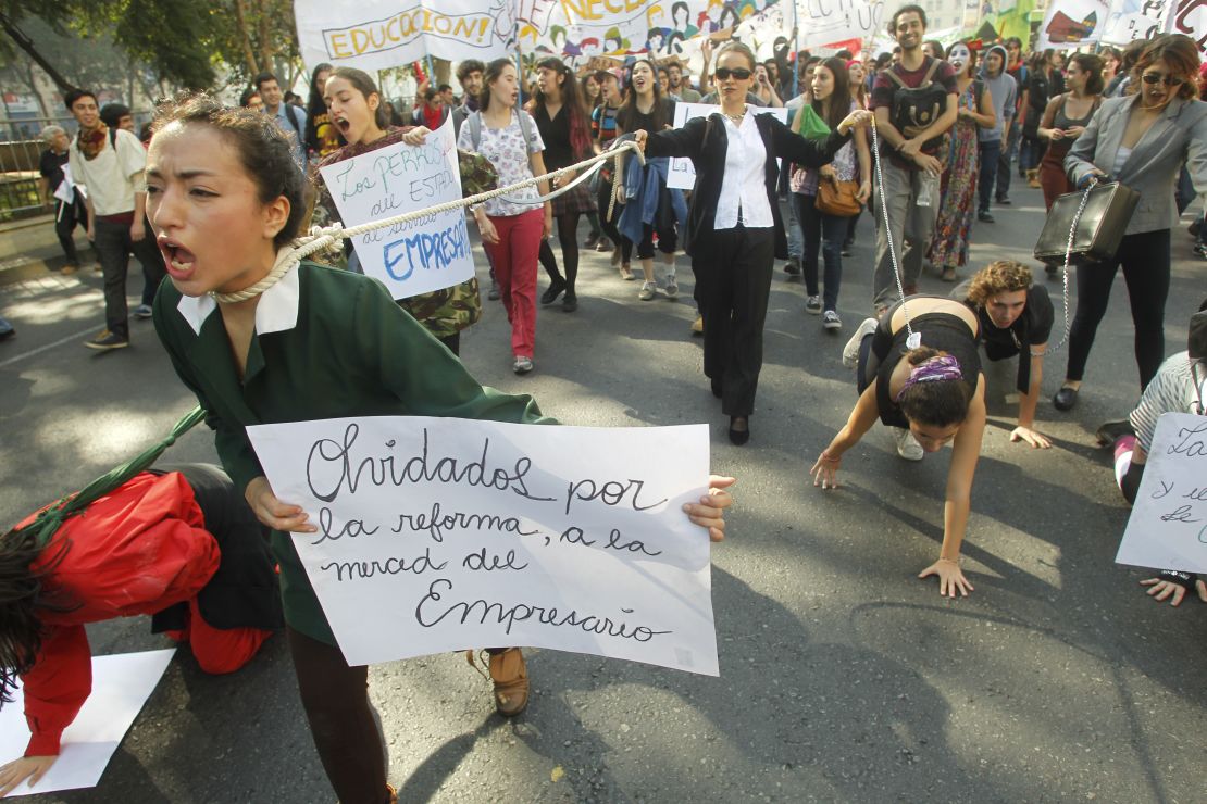 Miles de estudiantes participaron en protestas masivas el pasado 14 de mayo, pidiéndole al gobierno mejoras en el sistema educativo en Chile.