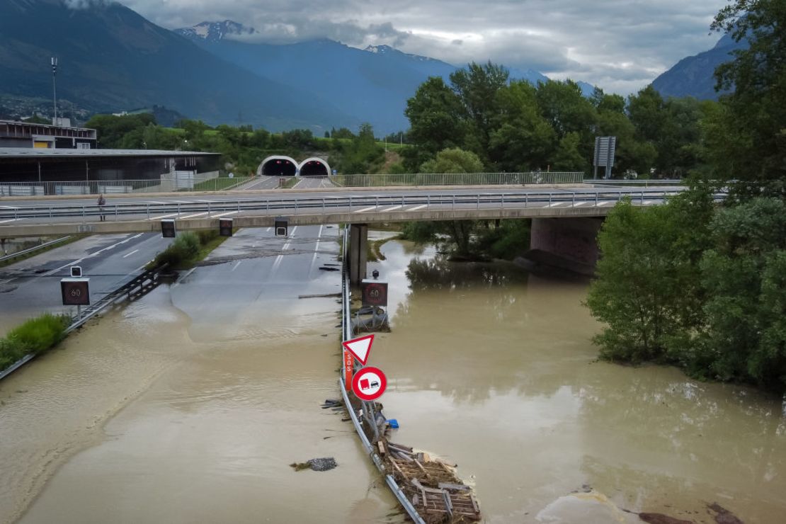 Una fotografía aérea tomada el 30 de junio de 2024 muestra la autopista A9 parcialmente inundada cerca de Sierre, en el oeste de Suiza.