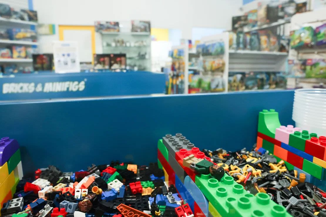 Piezas de Lego se muestran a los clientes en Bricks & Minifigs el jueves 13 de junio de 2024 en Pasadena, California. La tienda no ha sido asaltada, pero sus propietarios están muy atentos a su dispositivo de seguridad.