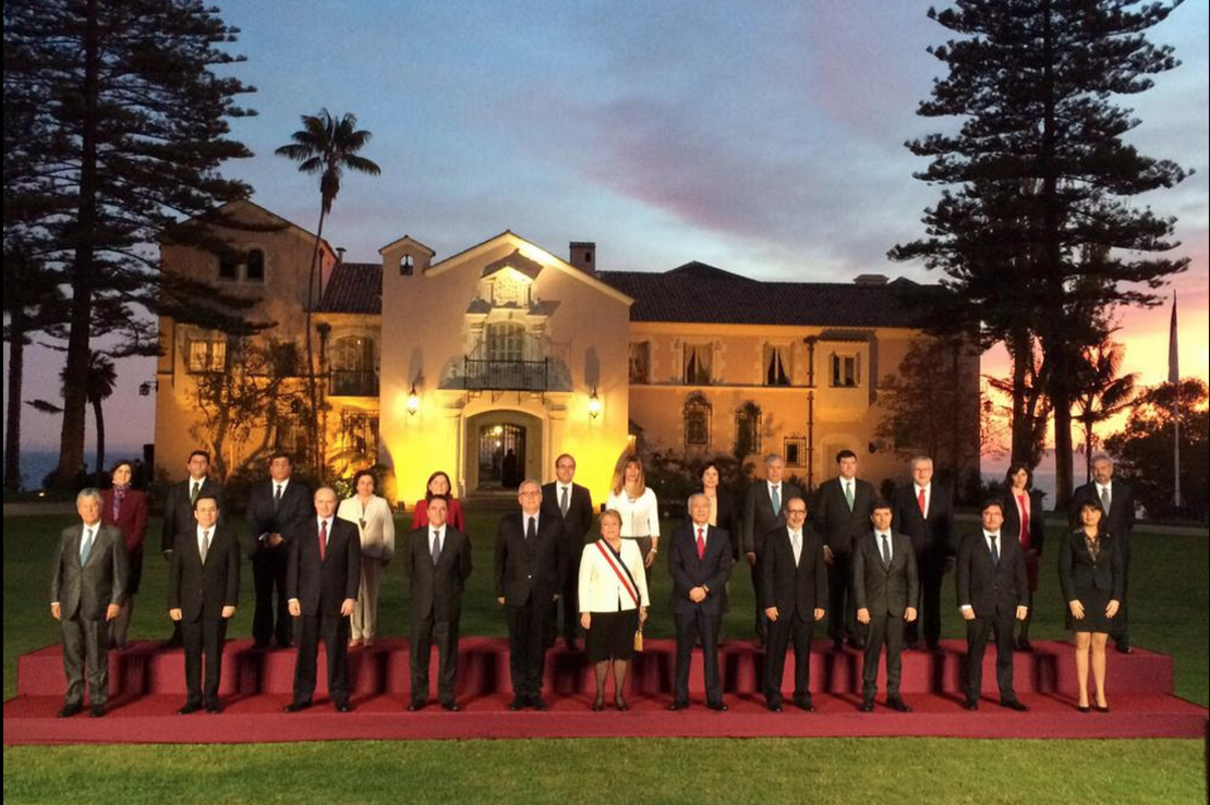 Bachelet participó en la fotografía oficial junto a su recién nombrado gabinete ministerial, antes de la comparecencia en el Congreso de su primer año de gestión.