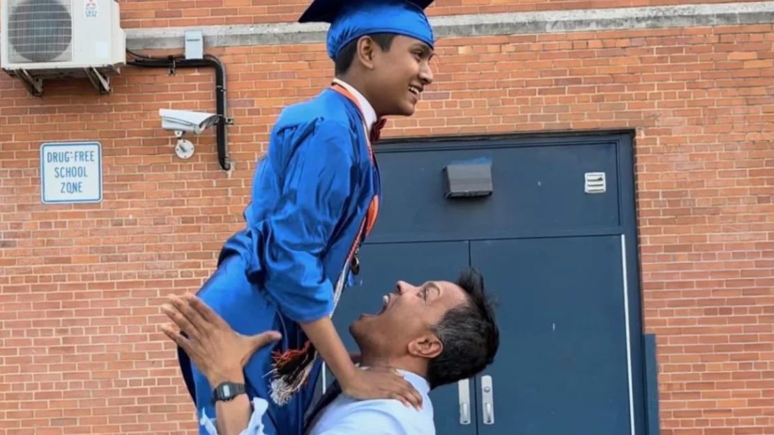 Suborno Isaac Bari, de 12 años, y su padre, Rashidul Bari, celebran por su graduación de la escuela secundaria el 26 de junio de 2024. (Cortesía de Rashidul Bari).